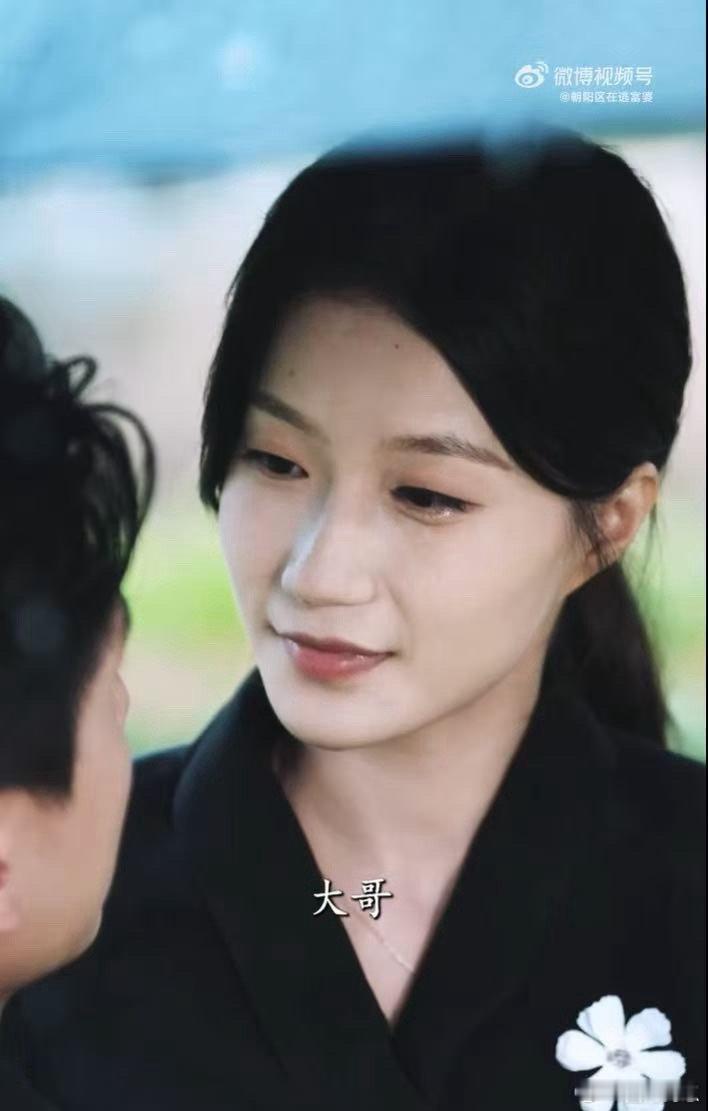 二伯哥看起来比大伯哥更绿茶新剧的氛围感太到位了，暧昧和拉扯都刚刚好，二伯哥的人设