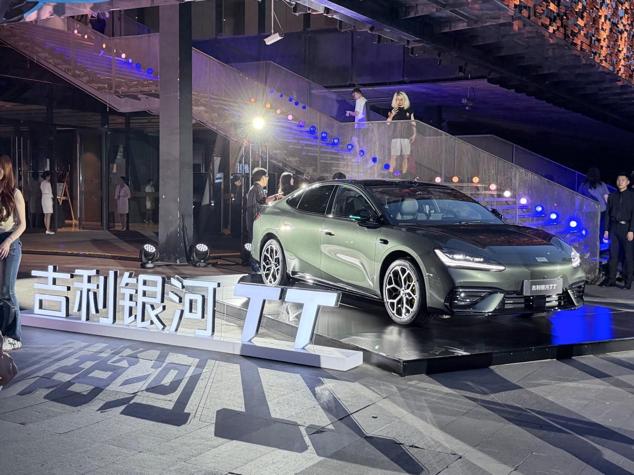纯电美学觉醒，时尚性能兼得。 吉利银河TT 全球首秀，定位C级AI纯电运动轿车，