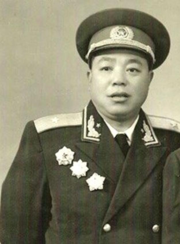 周长胜，江西省吉水县人，1913年生，1930年参加红军，1955年被授予少将军
