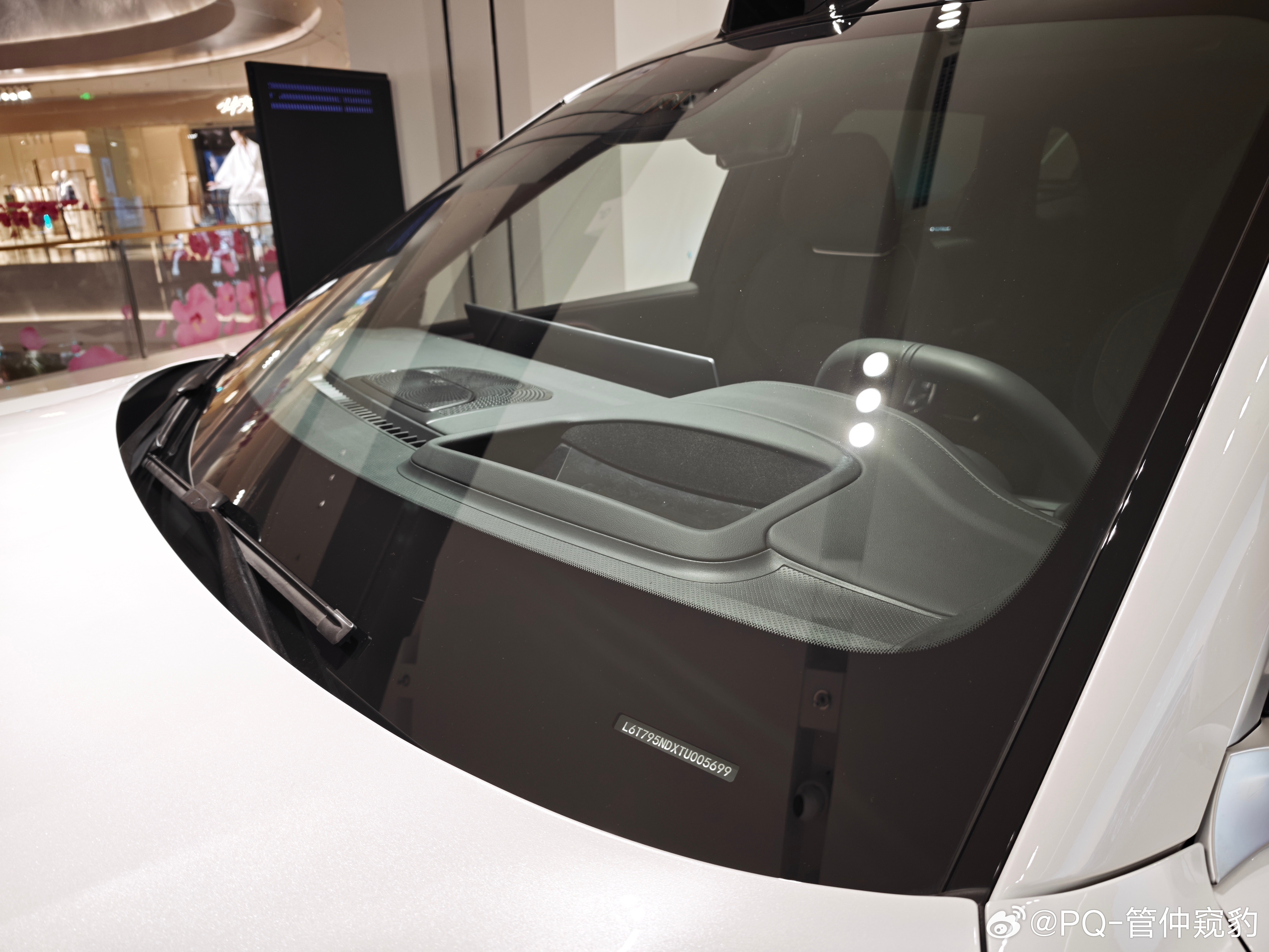 极氪8X官宣4月17日正式上市我要放毒啦红色箭头做这个细皮纹，呈现车来的高光泽在