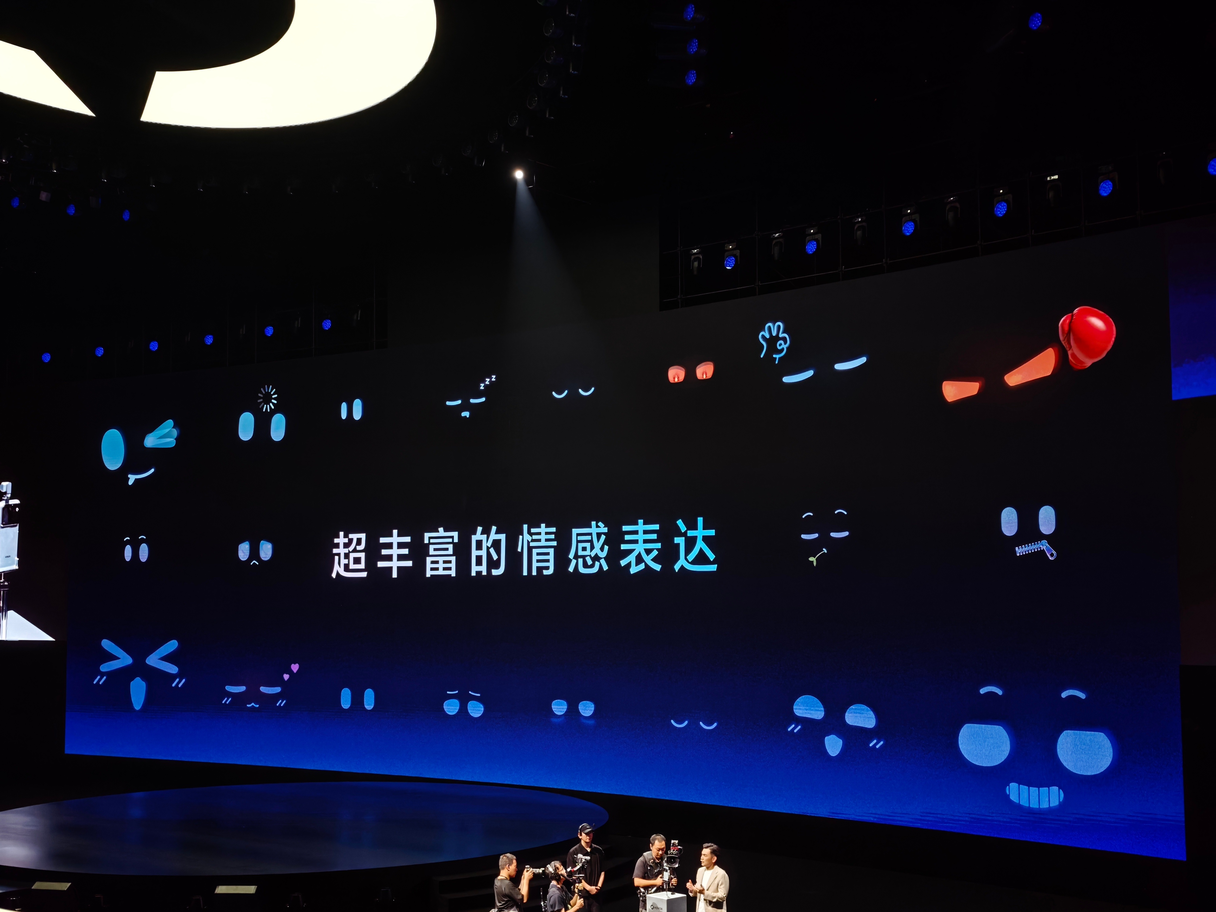 荣耀RobotPhone 最好玩的地方之一，就是会动作响应。 
