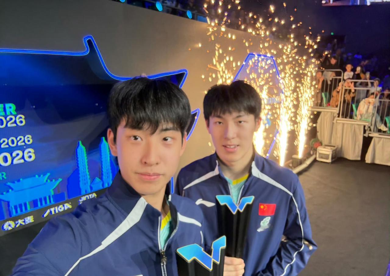 男双冠军自拍照来喽[笑哭]，
2026WTT常规挑战赛太原站男双冠军是温瑞博/李