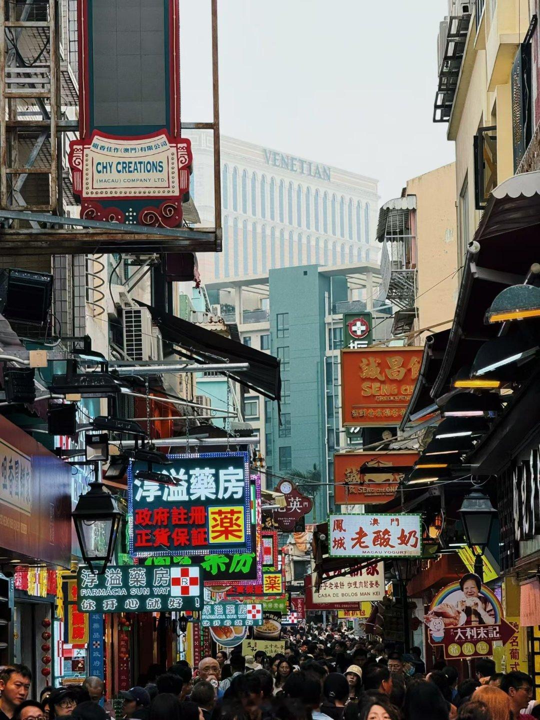 4.22 热门人气股点评:强势涨停/连板梯队鹏鼎控股：AI加持，强势封板东山精密