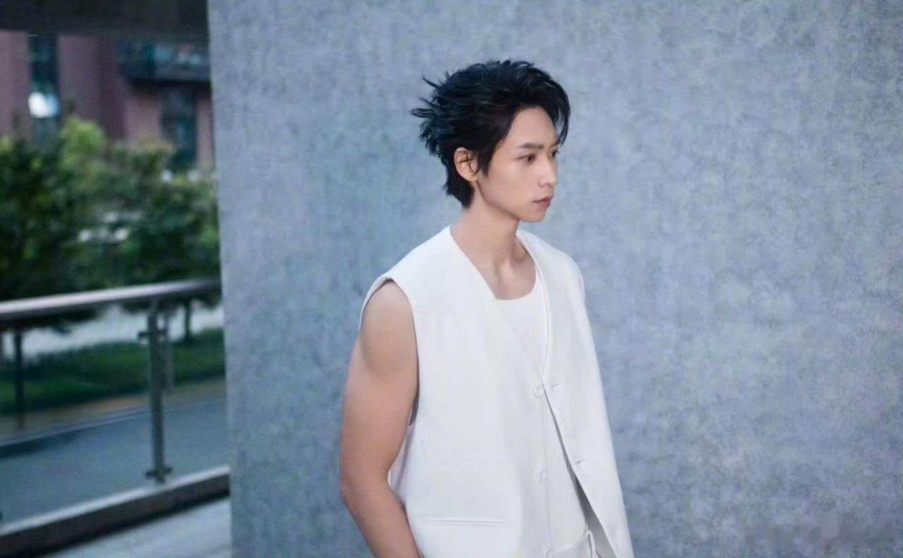 魏大勋魏晨偷摸拉手大侦探舞台灯光渐暗，指尖悄悄相碰的默契，比任何台词都动人。双魏