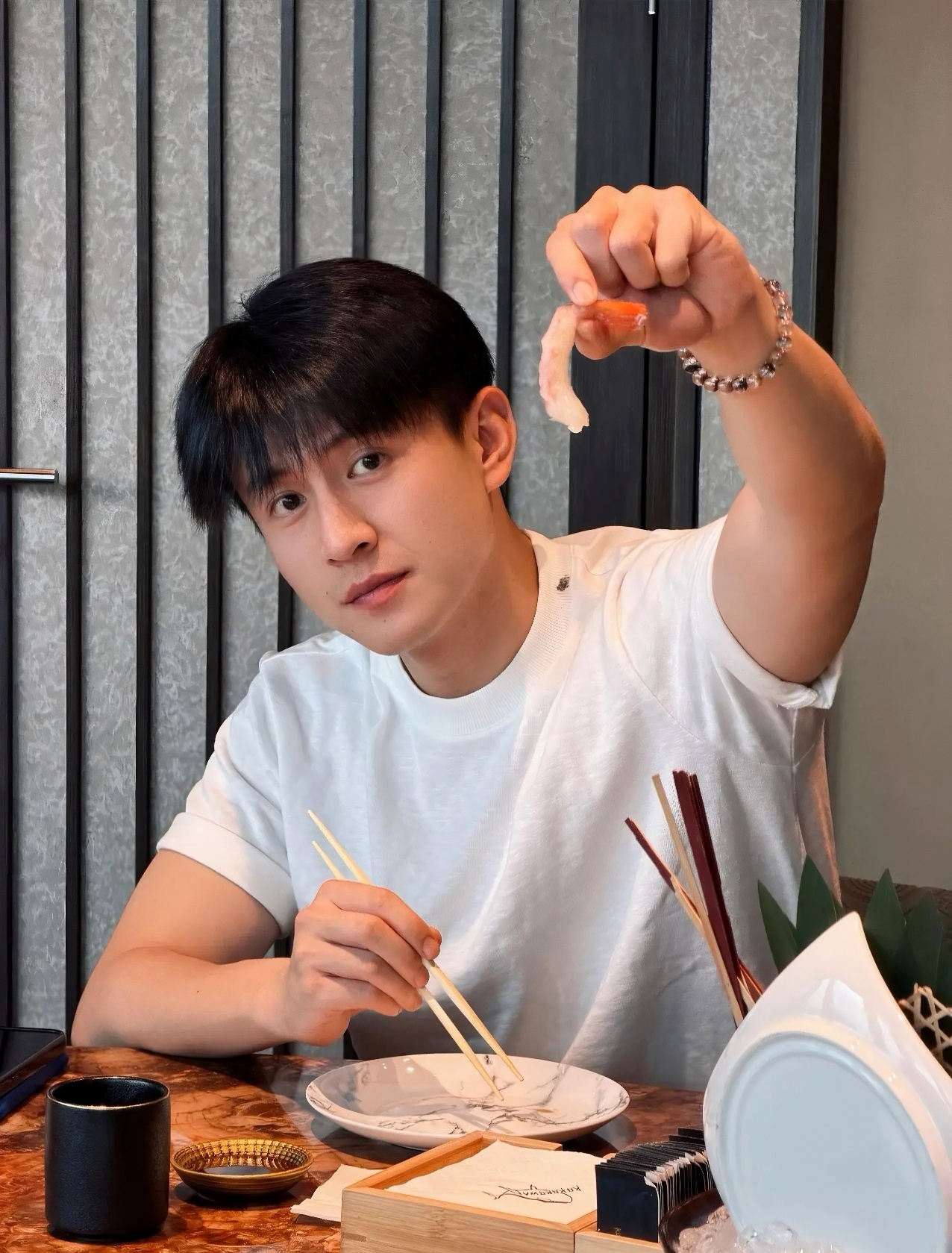给我啃一口给我啃一口(我说的是宝宝的肱二头肌) 