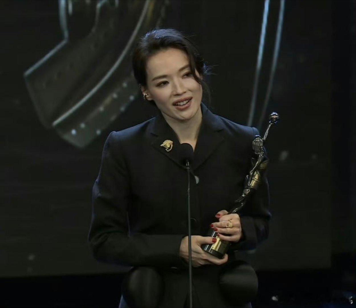 恭喜舒淇凭借导演首作《女孩》斩获第44届香港电影金像奖新晋导演大奖👏 