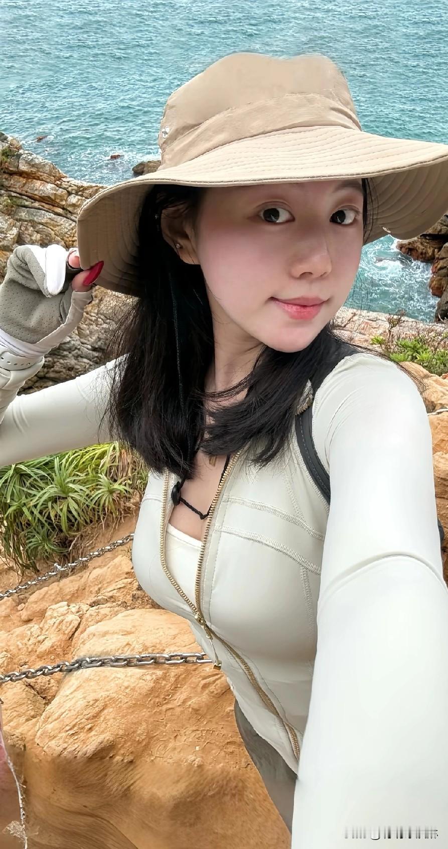 海边自拍，阳光明媚，
沙滩漫步，享受美好时光。