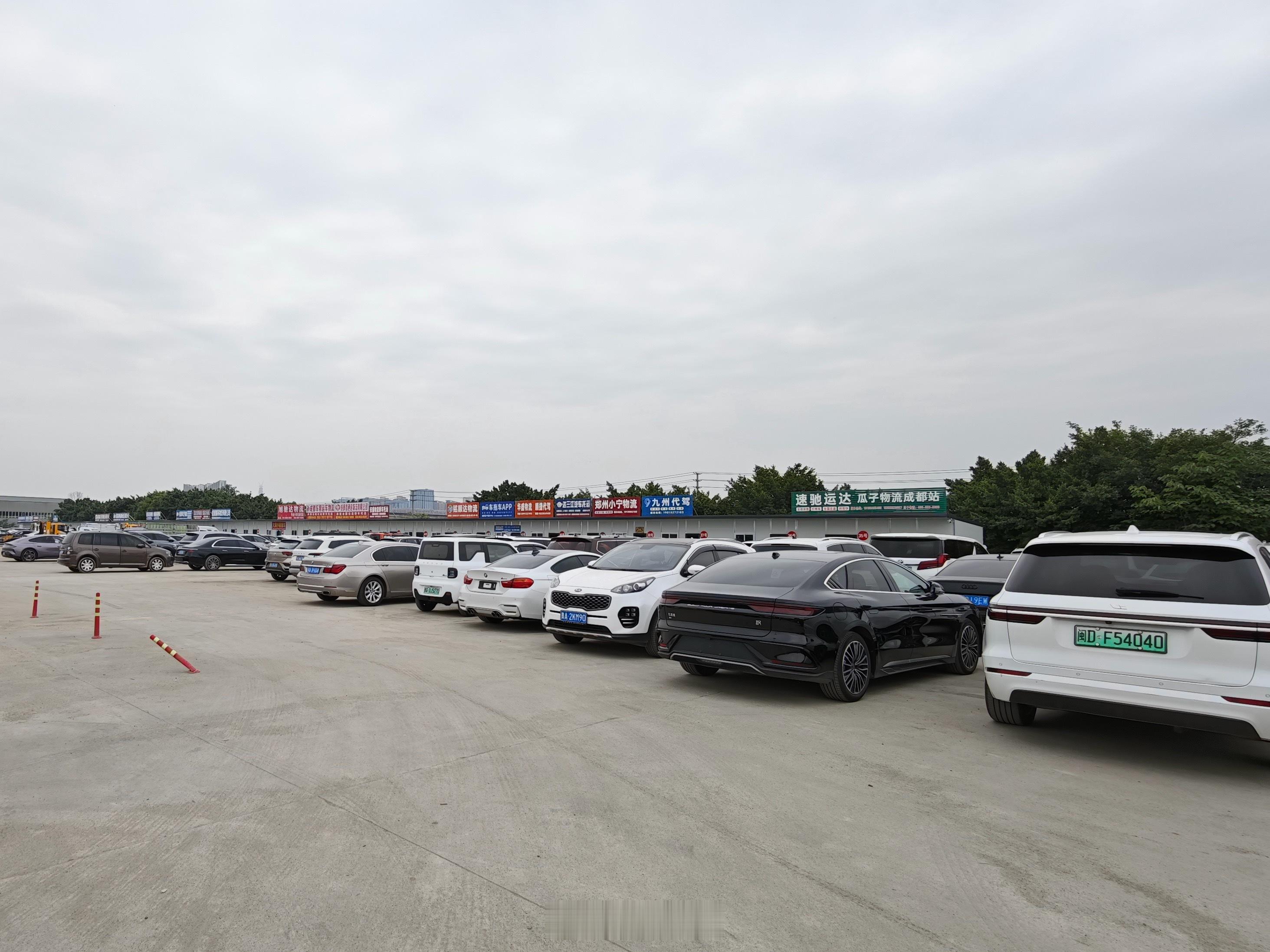 来物流园取台车，看了下光这个停车场就有200多家物流公司，咱们的物流水平:四通八