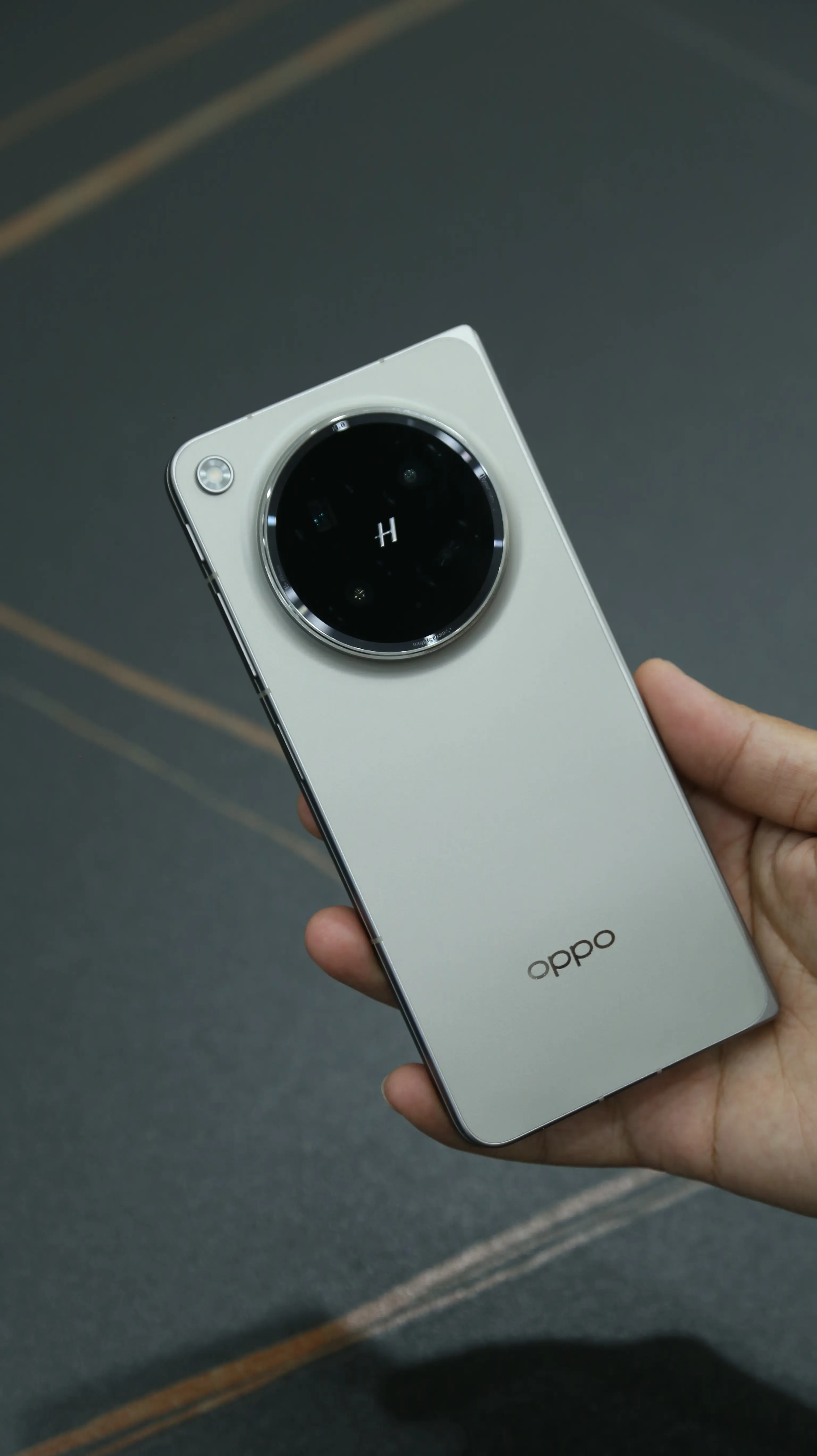 上手那一刻我就知道，这波没白等😭 
先说最让我震惊的——折痕真的没了！以前用折叠屏，手指划过中间那道沟，心里总有点膈应。但这台，无论正看、侧看，还是打着光看，都几乎看不出折痕的存在。 
息屏状态都如此平整光滑，亮屏时就更不用说了。我特地拿它看了周杰伦最新的《太阳之子》MV，那大屏沉浸感，真谁用谁知道！ 
而且得益于全新升级的「全景自由窗」，我还能直接四分屏浮窗操作，一边看MV听歌，一边和朋友聊天，还能一遍刷小红书和微博评论……这多任务操作，简直不要太爽~🔥 
不过重头戏还有那支新增的AI手写笔。它可以搭配Find N6，通过“一圈一点”实现把草稿图变为精美图表、把线稿转化为唯美插画。就算字写得丑也不怕，写完还能自动给你美化变工整，真的爱了！😍 
反正从开箱到现在，我已经玩了快两天，越用越觉得这手机是真不戳——无感折痕+全景自由窗+AI手写笔，这不就是我一直想要的折叠屏完全体吗🥹 
 #OPPOFindN6  #OPPO  #FindN6无感折痕  #无感折痕  #AI手写笔       