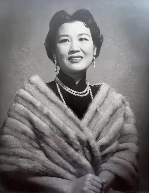 1911年，作为“细作姨娘”的姚冶诚正在为先生梳洗打扮，房间里突然窜进来一位男子