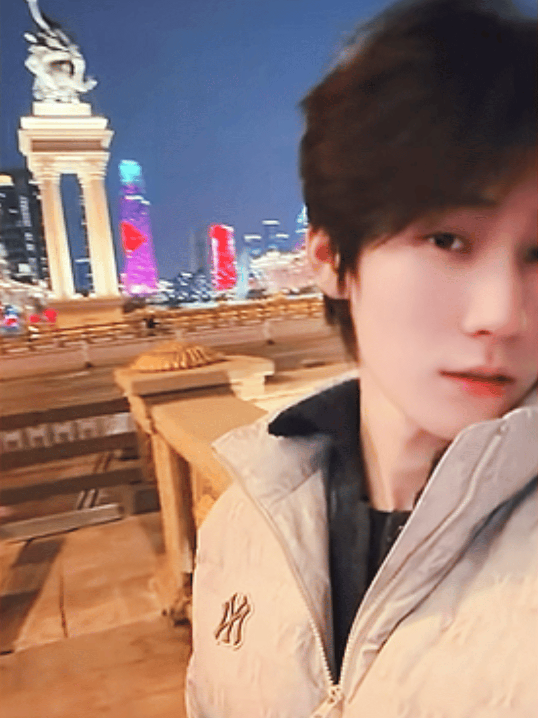 张真源工作休息状态谁懂这个笑啊！真的直接戳中我心巴～张真源