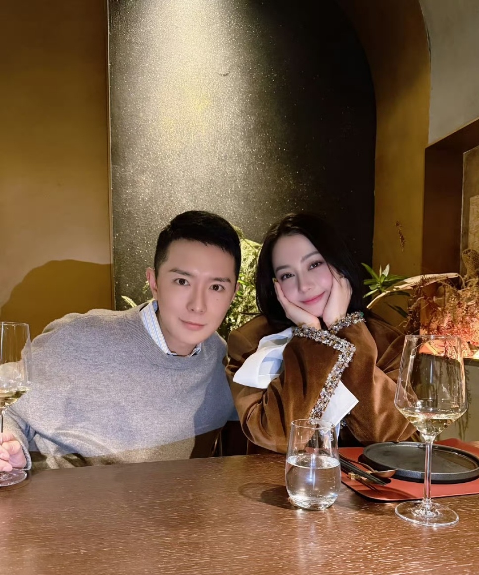 迪丽热巴回国首次公开露面迪丽热巴结束海外行程归国，与刘冲温馨聚餐，笑容清甜，气色