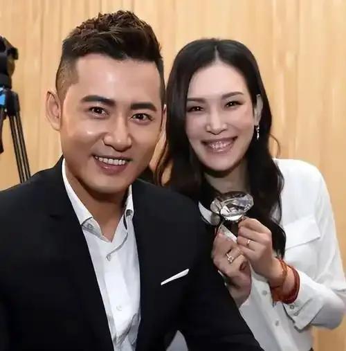 44岁的佟晨洁宣布与魏巍结束11年婚姻，消息一出令人唏嘘。两人曾是圈内令人羡慕的