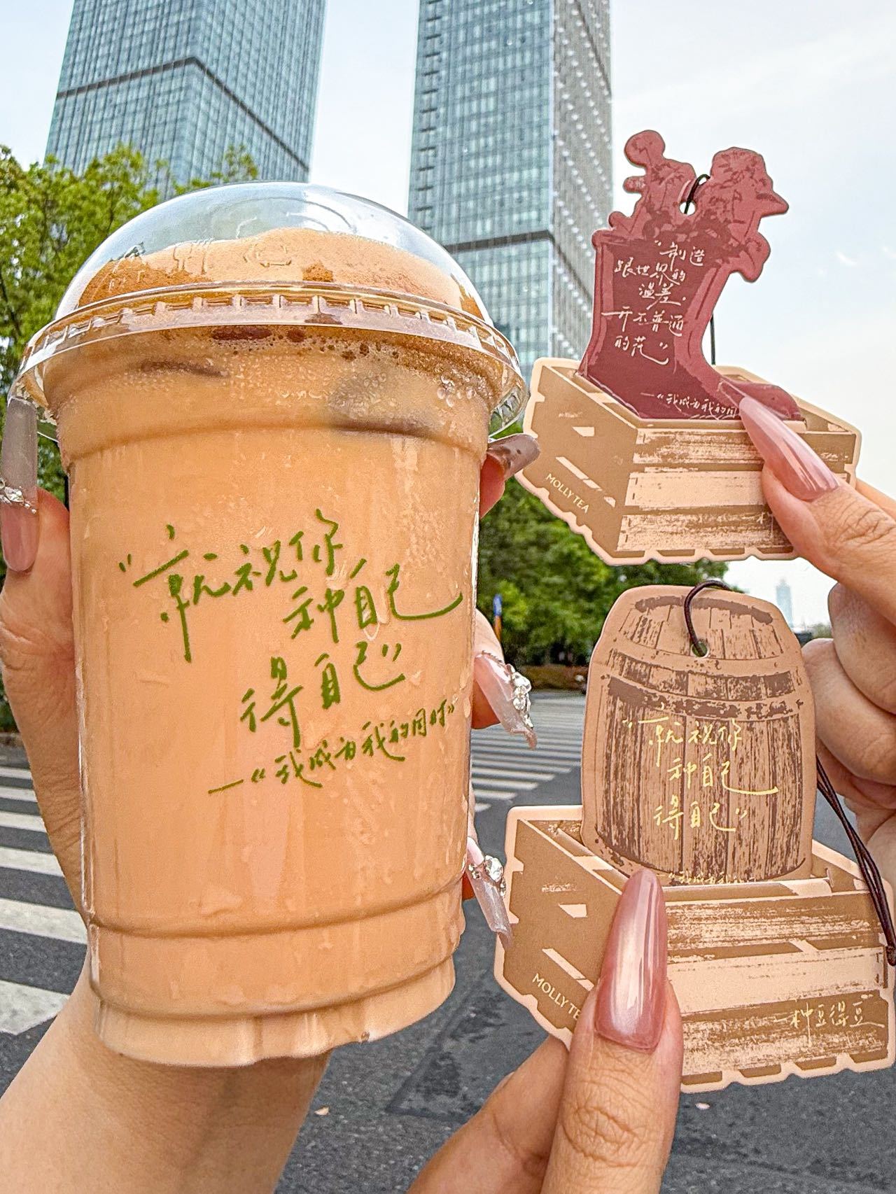 终于来了！茉莉奶白咖啡系列已经上线了！🔥 给大家品鉴一下菜单：🥤「400次鸳