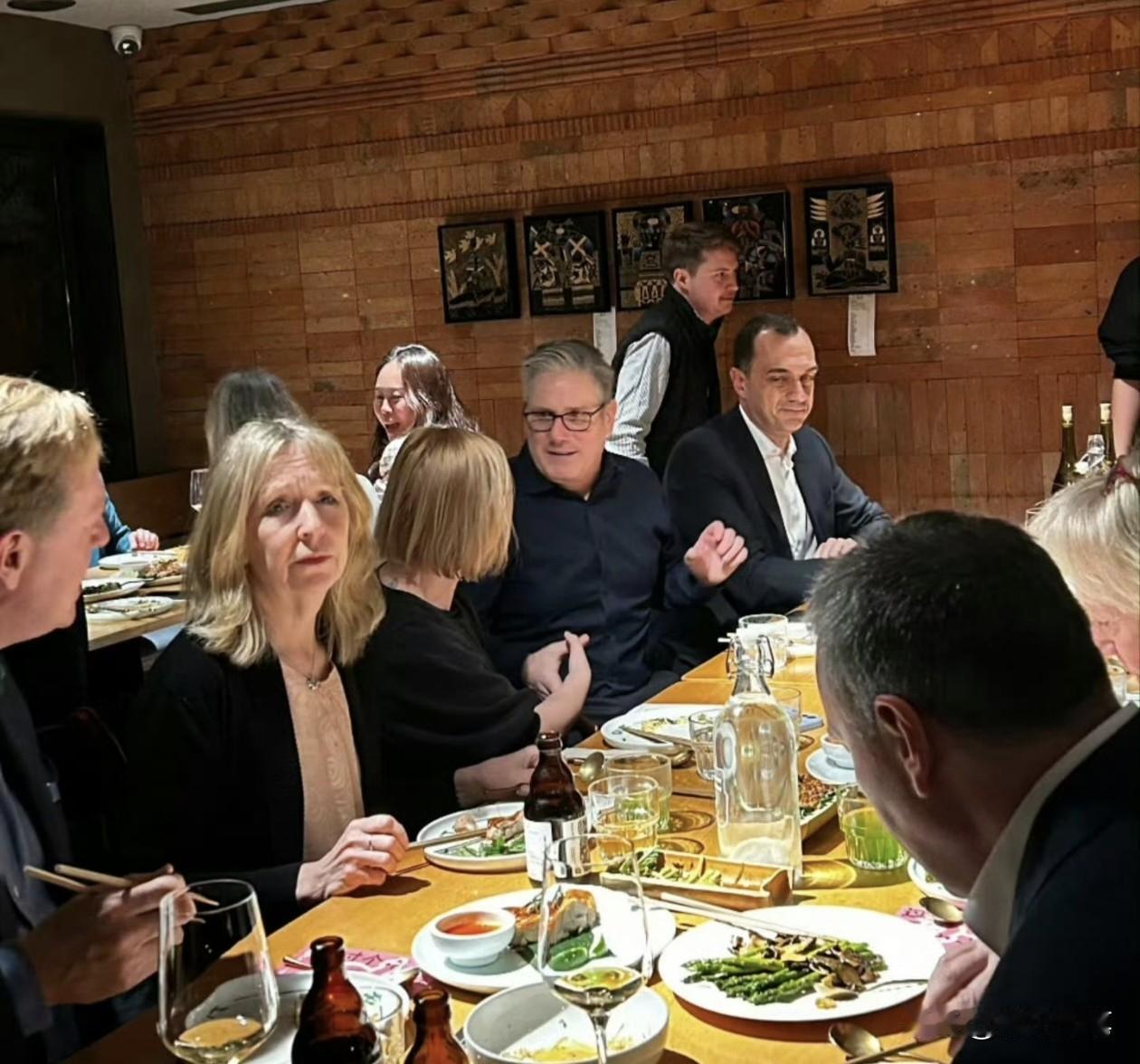 发现没有？英国首相斯塔默来中国访问时去的北京三里屯一家云南菜馆吃饭，这家云南菜馆