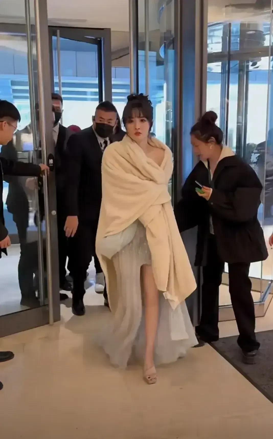 哇！被她惊艳到了！留了刘海，一开始竟认不出是谁?

第一眼过去以为是郑爽?或者田