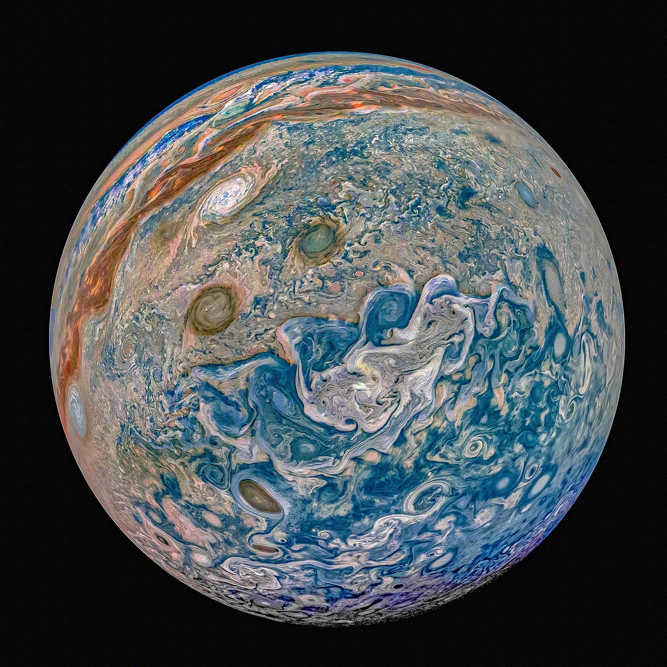 这个角度看到的木星有些诡异，这张照片拍摄于2019年9月12日，由朱诺号第22次