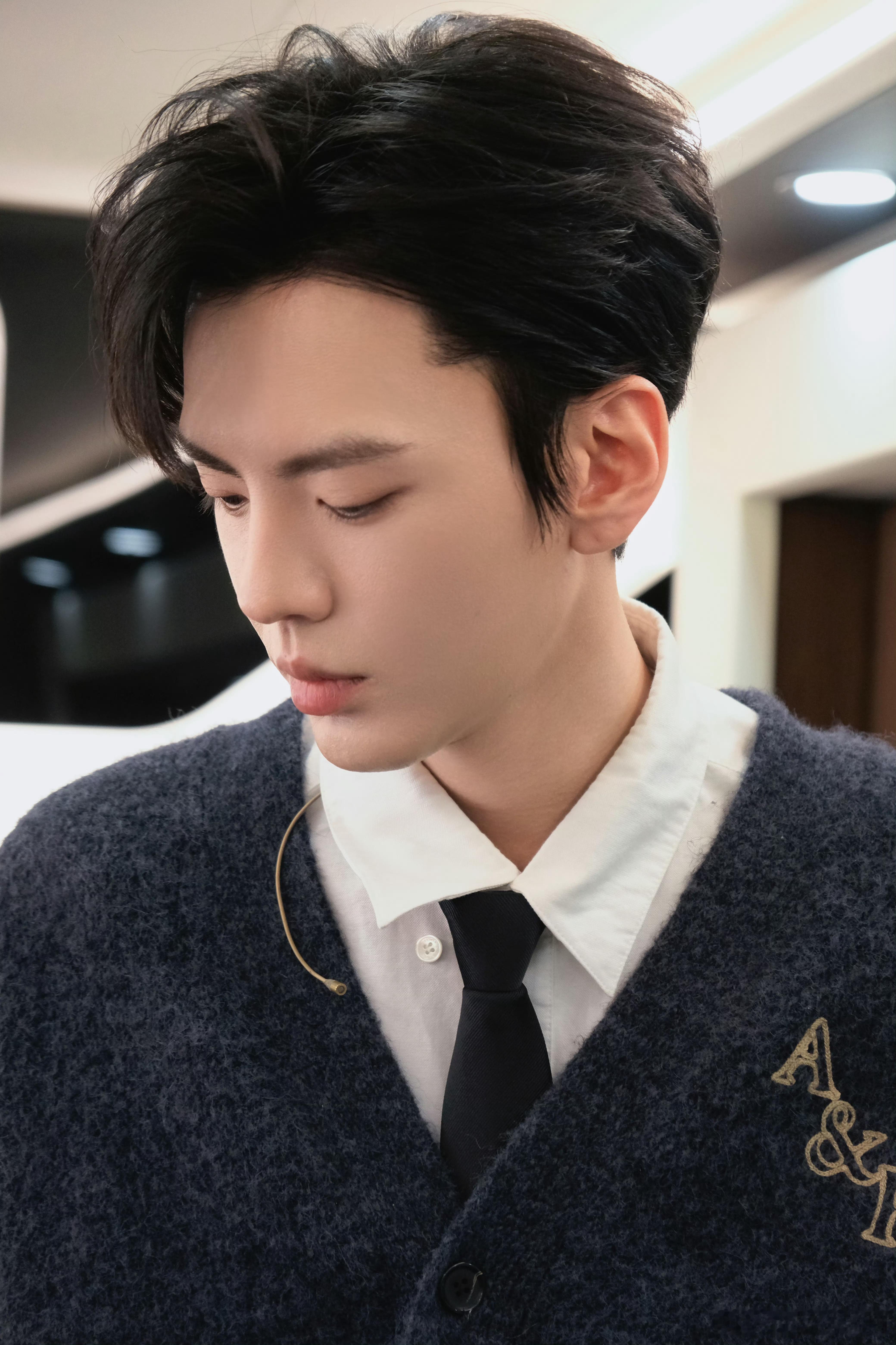 毕雯珺 片场小记掉落！是认真帅气的裴川学长噢