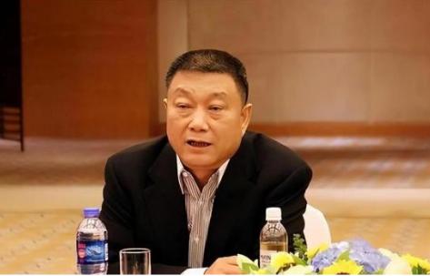 1989年，乌鲁木齐市的一小伙子不顾家人反对，以8万块的天价租下废弃电影院。朋友