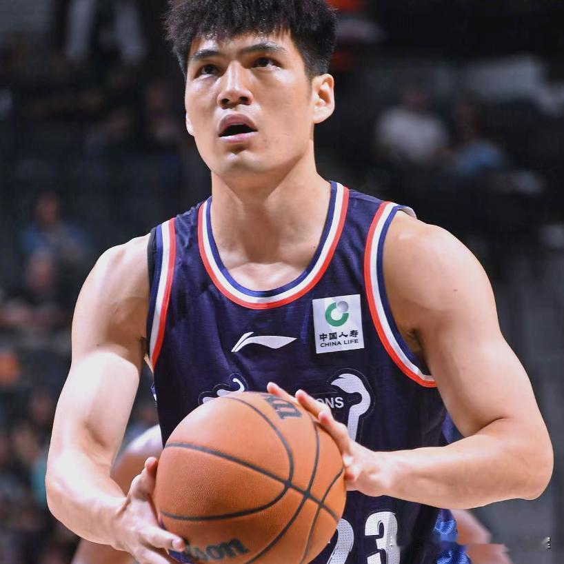 陈国豪的爸爸叫陈奕武，个子很高，陈国豪的身高就是随他。他就是个普通人，为人低调，