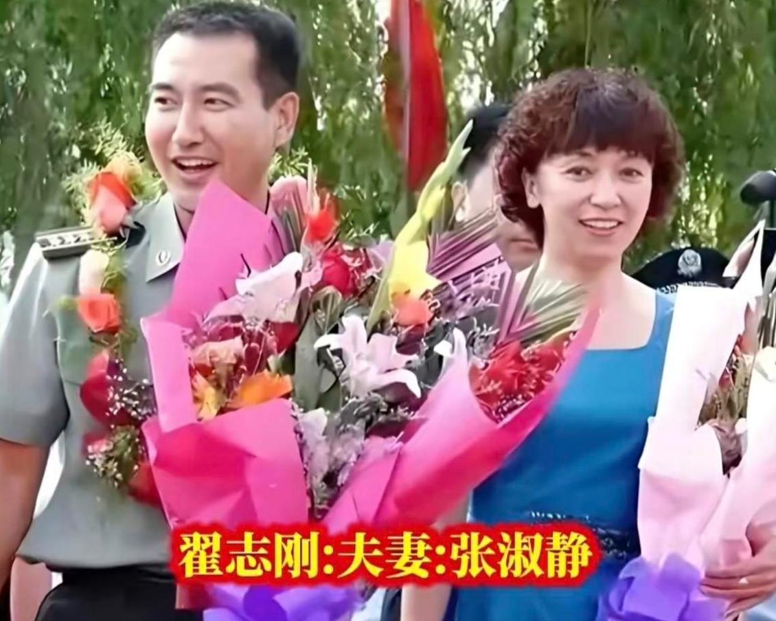 翟志刚、聂海胜、费俊龙三位航天英雄，和妻子同框画面格外温馨，英雄征战星辰，爱人默