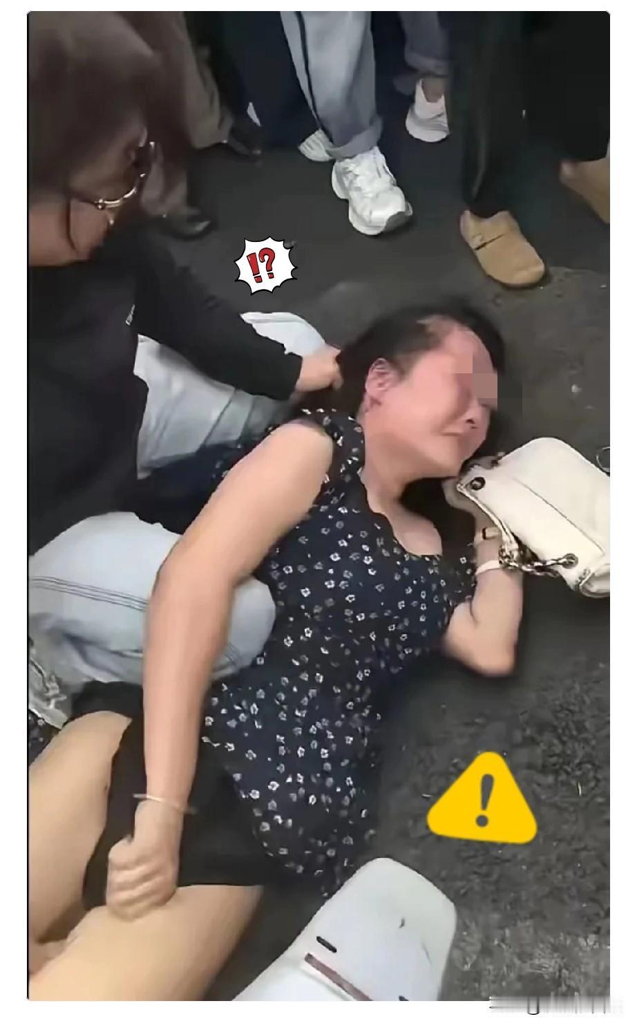 女人何苦为难女人
近日一段街头冲突视频看得人心里五味杂陈。
刚刷到那段画面，动手