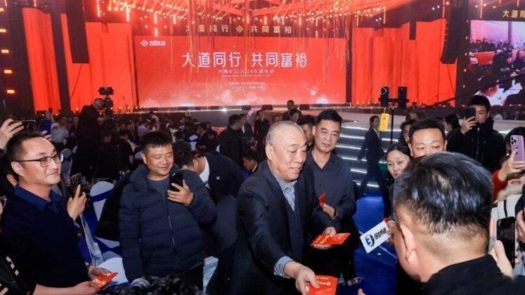 凤凰新闻【公司年会发6000万奖金，董事长追加300万：分不完干啥？分光！】我滴