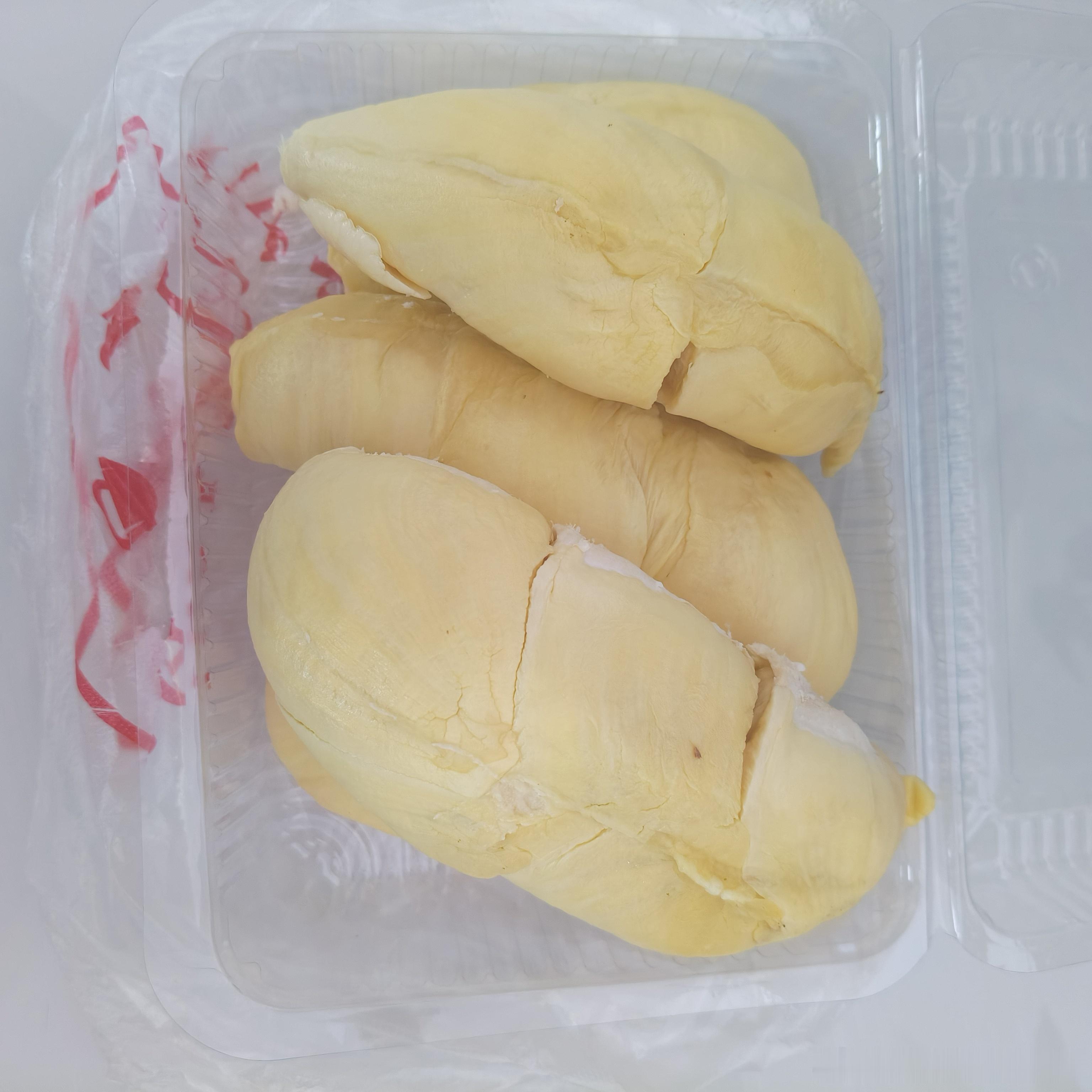 刚拆开这份金枕榴莲，果肉饱满得像小山丘⛰️，奶香浓郁扑鼻而来～每一块都软糯绵密，