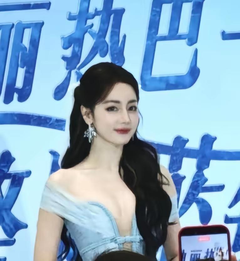 热巴这两年放开了，开始走“成熟女人”路线了，不在是以前那个女孩风格了。

  想