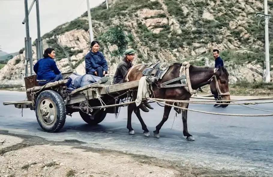 太令人怀念了！70年代的中国，满是淳朴风貌与时代特色，街头巷尾洋溢着独特的气息，