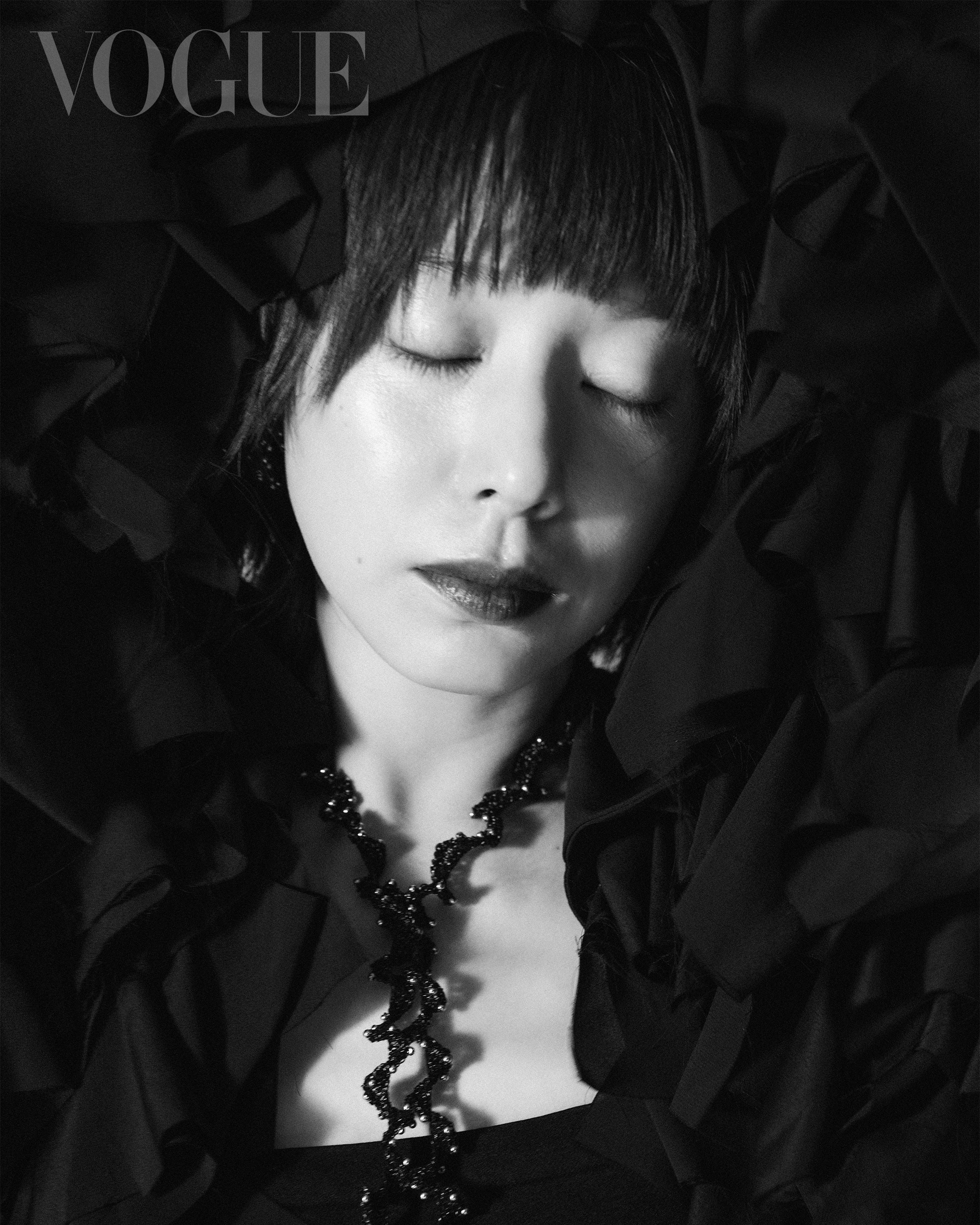 VOGUE Taiwan拍摄了夏帆🤍夏帆一早就准时抵达摄影棚，完成妆发后，她自