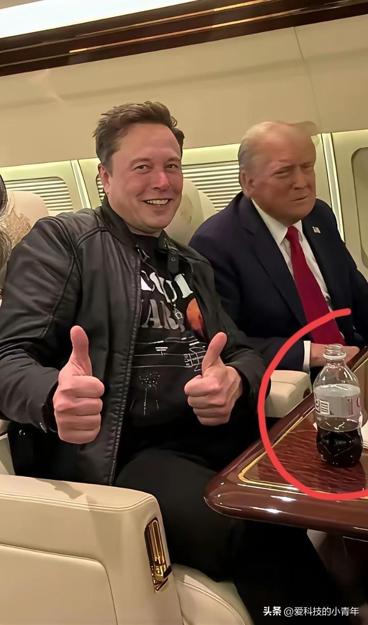 马斯克面前的饮料到底是什么？这张照片里藏着的线索，能猜中的绝对是饮料界隐藏高手！