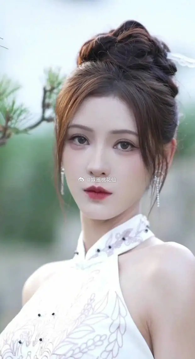 张予曦化身江南烟雨美人，撑伞漫步气质温婉娇柔！！！ ​​​