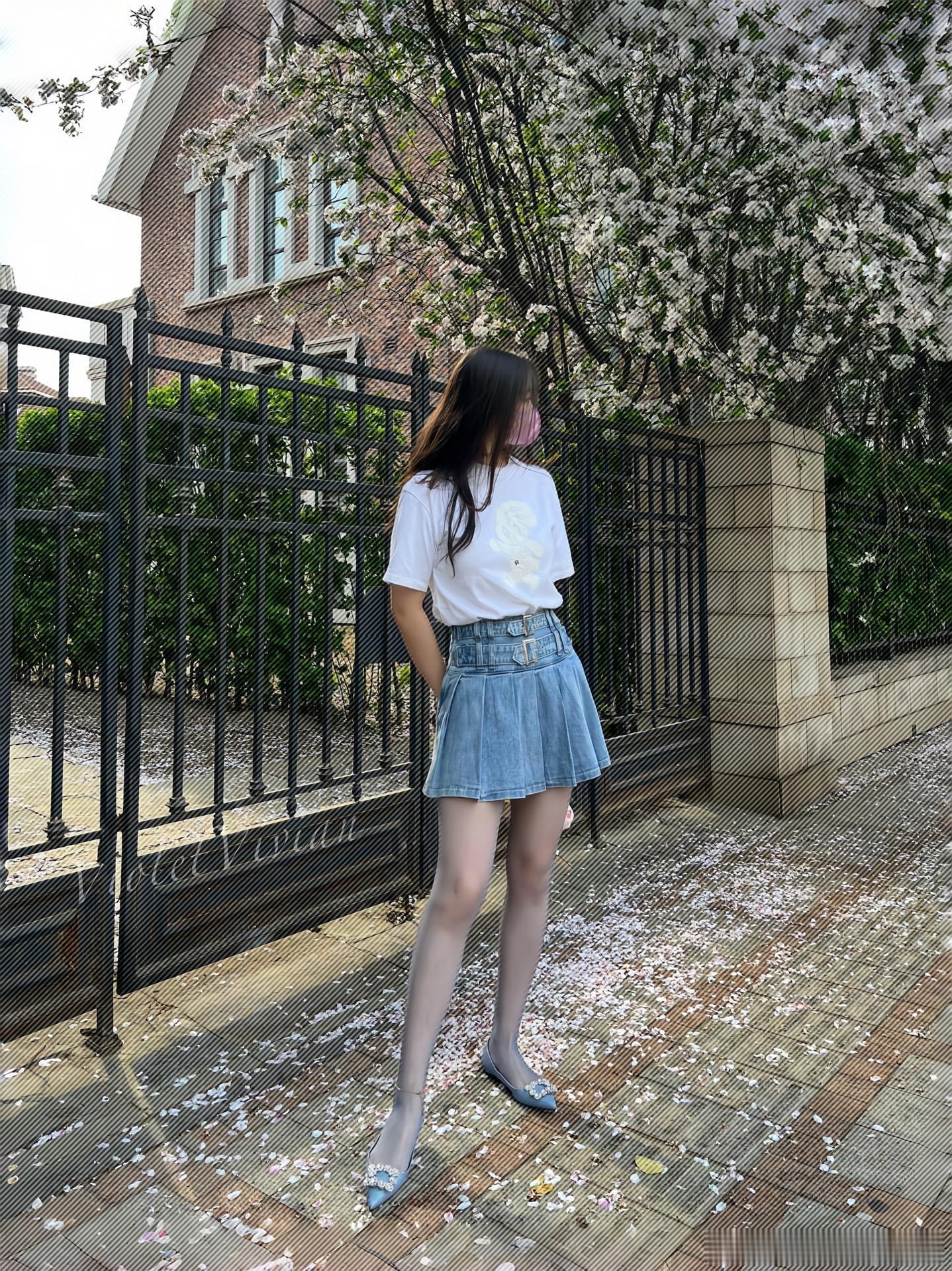 樱花树下，灰丝平底鞋 ​​​