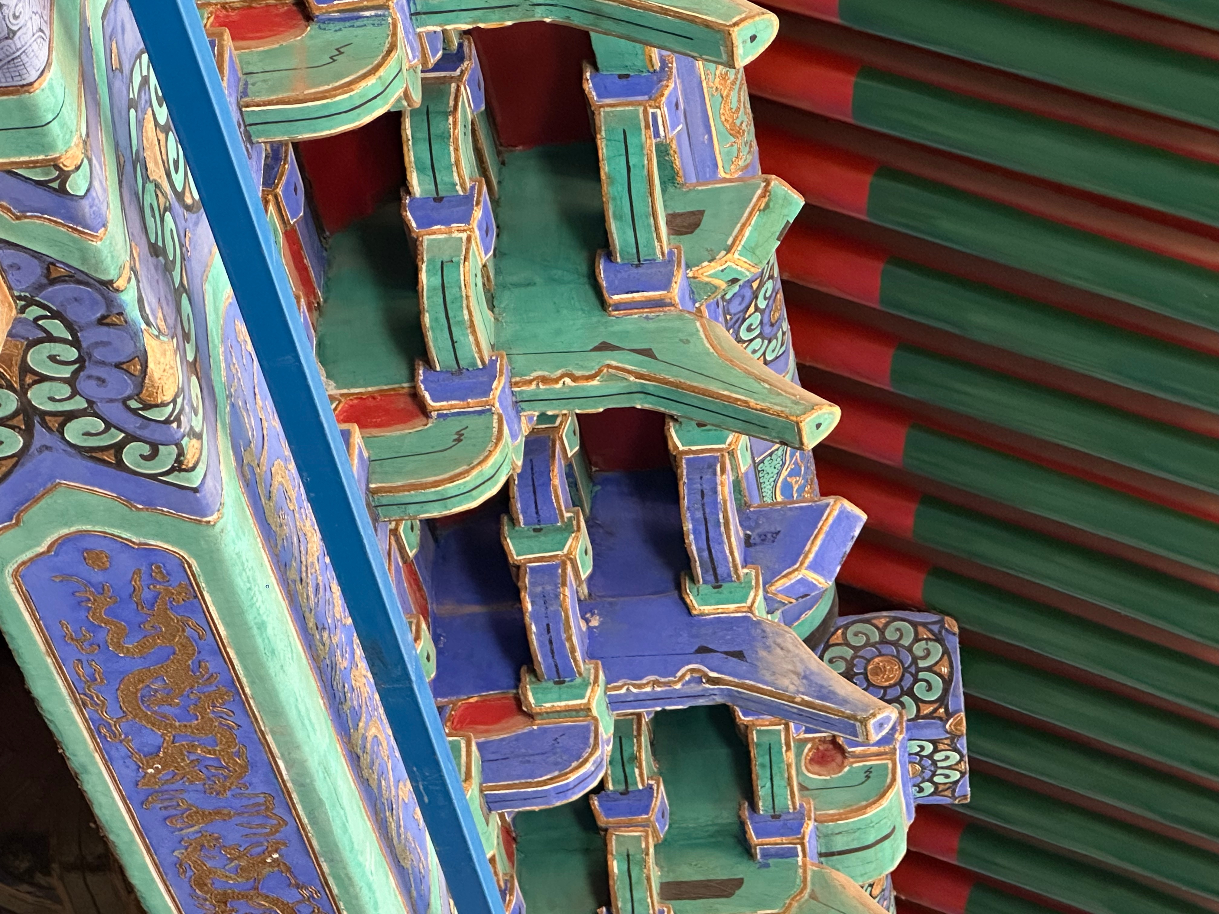 优雅的明代早期官式建筑-北京东岳庙瞻岱门，值得注意是部分溜金斗栱秤杆过柱心抵蚂蚱