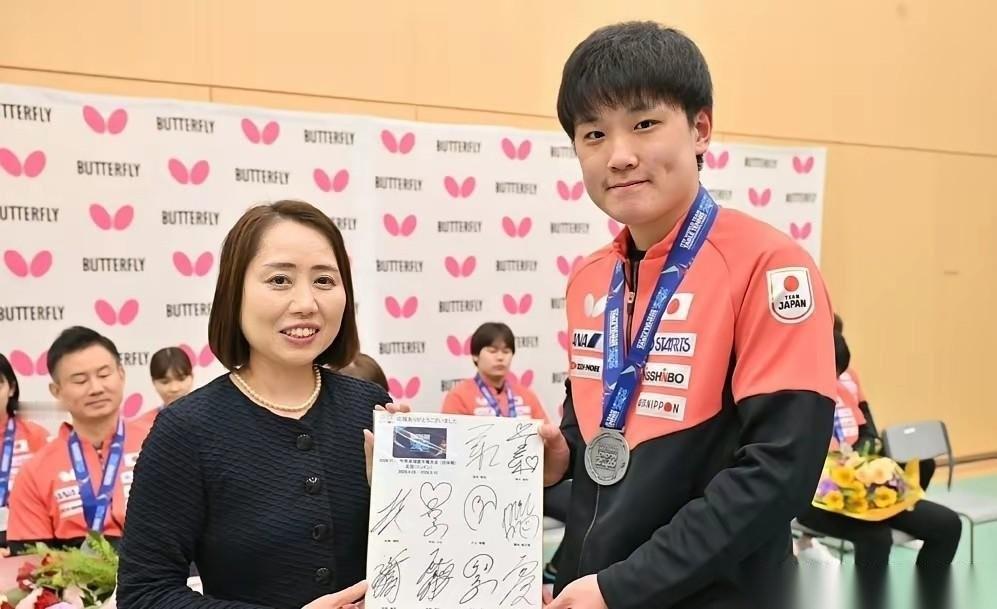 我去！张本智和被梁靖崑3:2逆转后，因祸得福了！他居然走进了全球著名乒乓器材商的