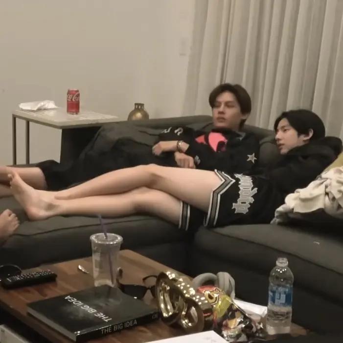 现在的韩国六代男爱豆 就这样大方的给粉丝看内裤 这是在引导什么 ​​​
