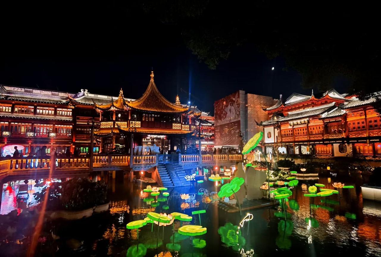 夜游古街，灯火阑珊，梦回千年。