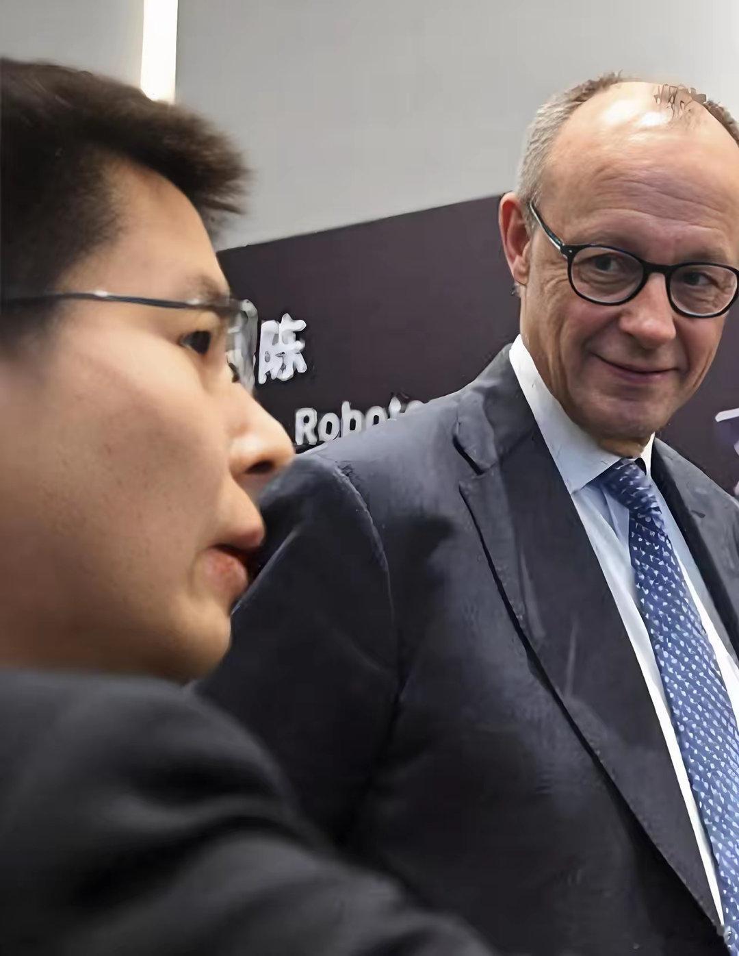 德国总理默茨看宇树科技王兴兴的眼神眼神拉丝了，看来是真爱