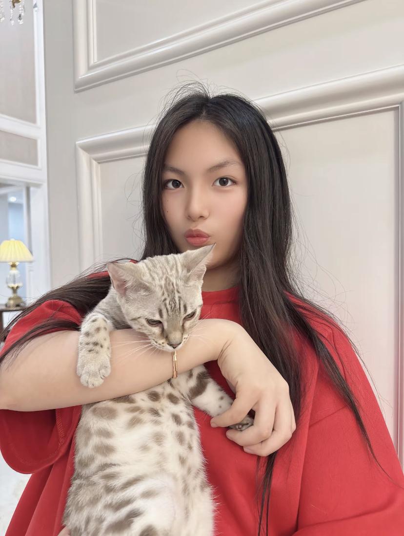 8月5日凌晨李湘晒王诗龄照片，照片里王诗龄还抱着一只猫，李湘还单独给猫咪也晒了一