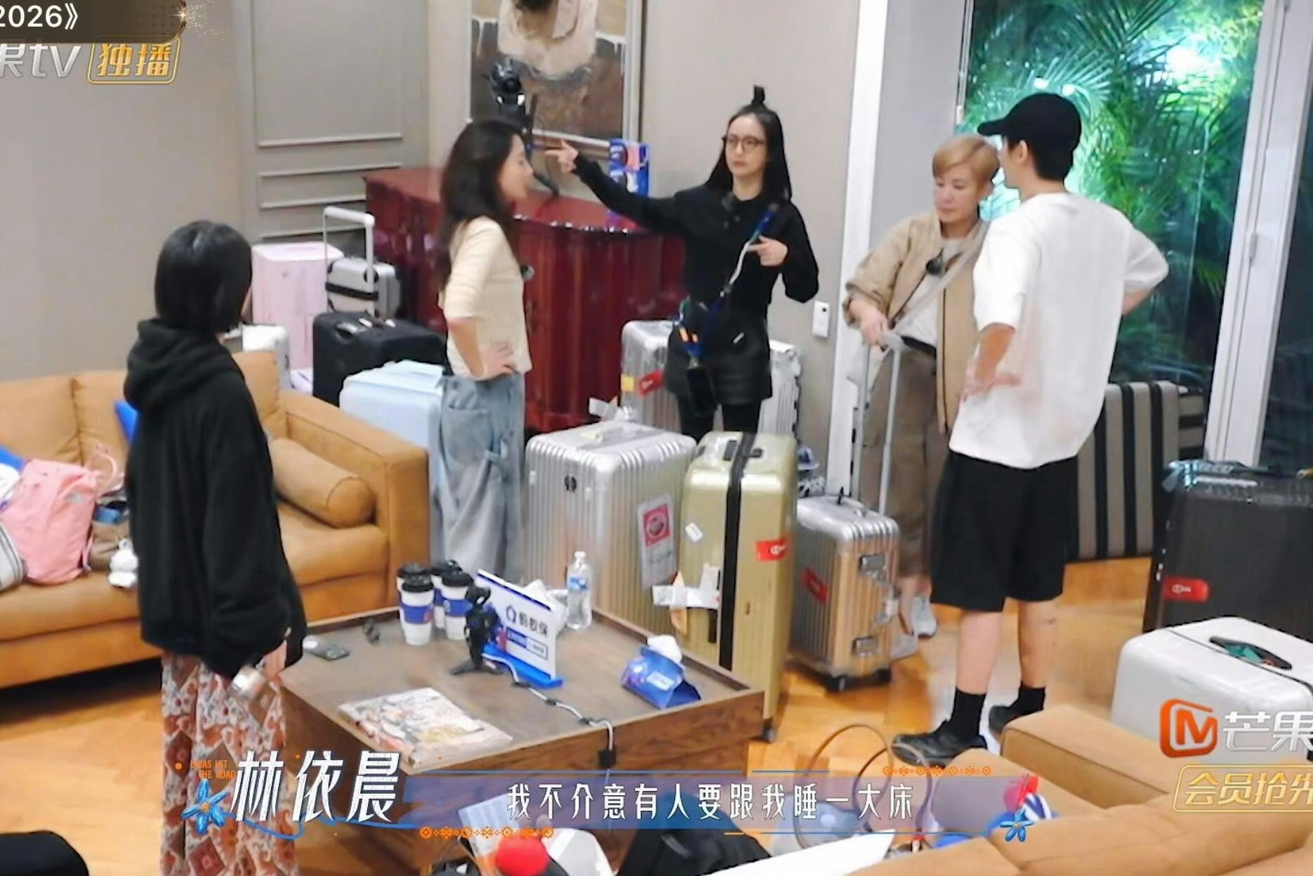 花少8正常的原因是都有生活经验，嘉宾们深谙日常烟火，懂得彼此体谅、妥善处理旅途里