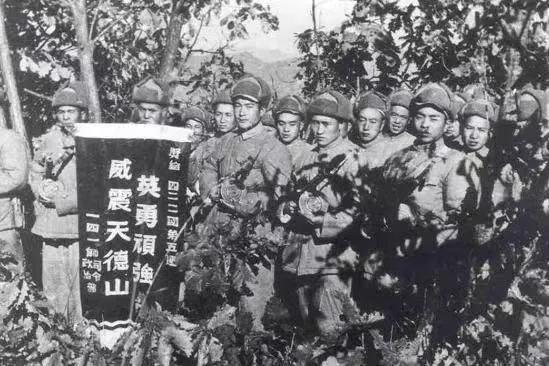 1951年10月，战况激烈的朝鲜战场上，面对副连长的指示，一名满头是血的战士高声