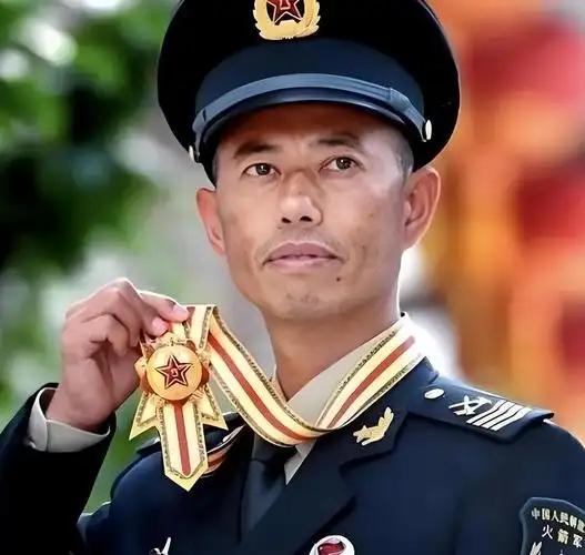 导弹兵王王忠心，1999年开始两次退伍被召回，妻子笑他：“只长胡子，不长职务”！