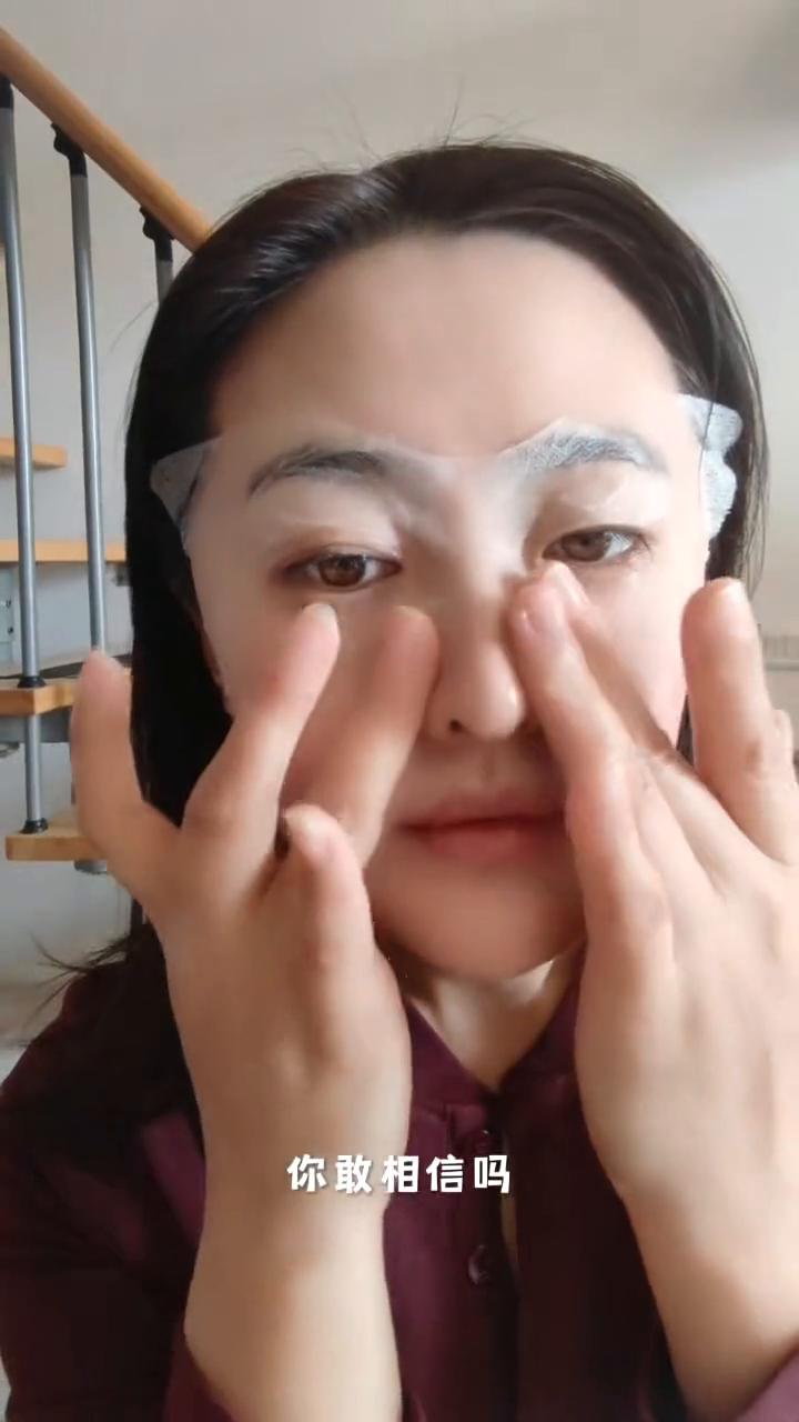 你敢相信吗？这个女人已经四十五岁了，但看起来像二十多岁的小姑娘一样。秘诀就是这款