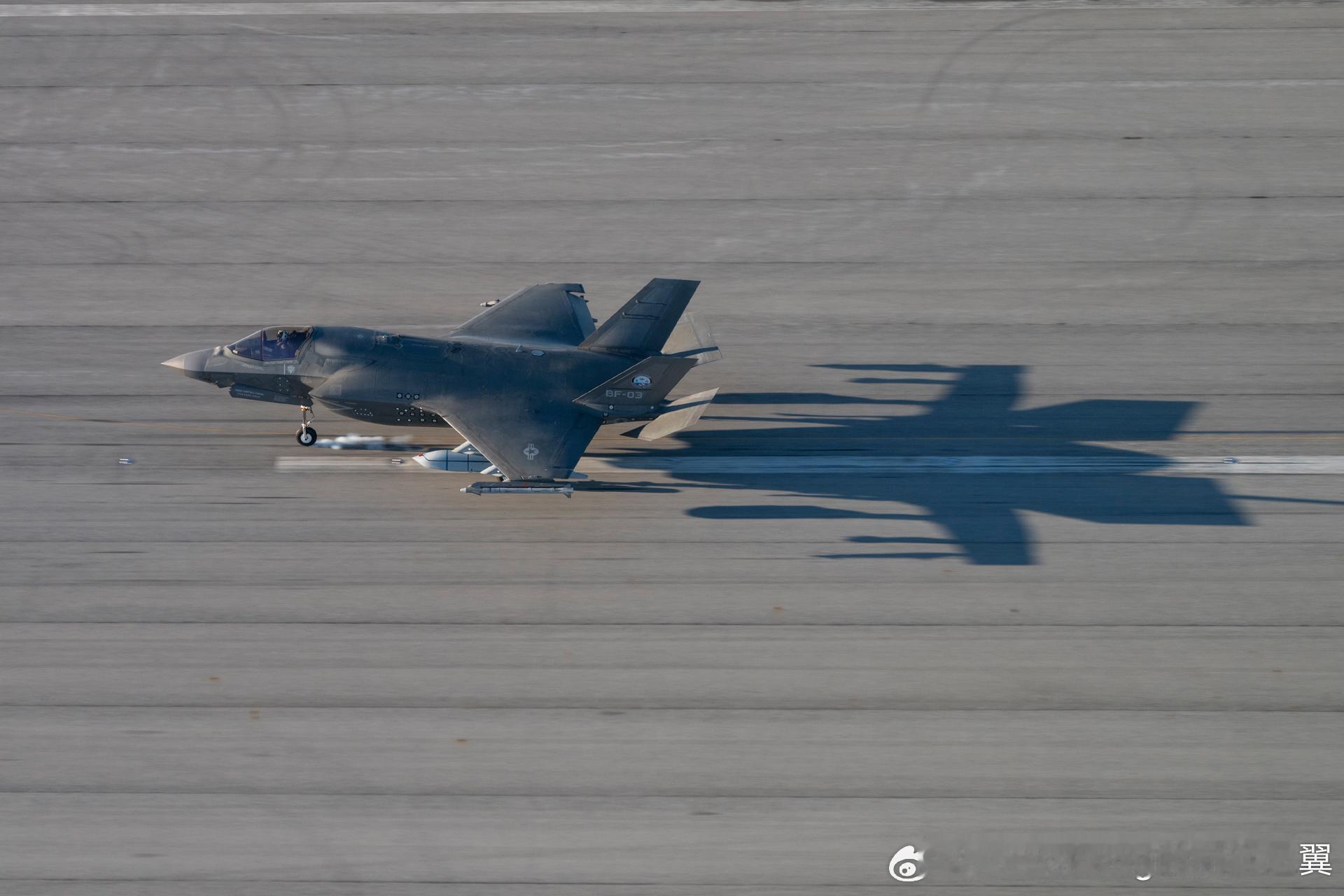F-35B挂载AGM-158C LRASM带弹降落 ​​​