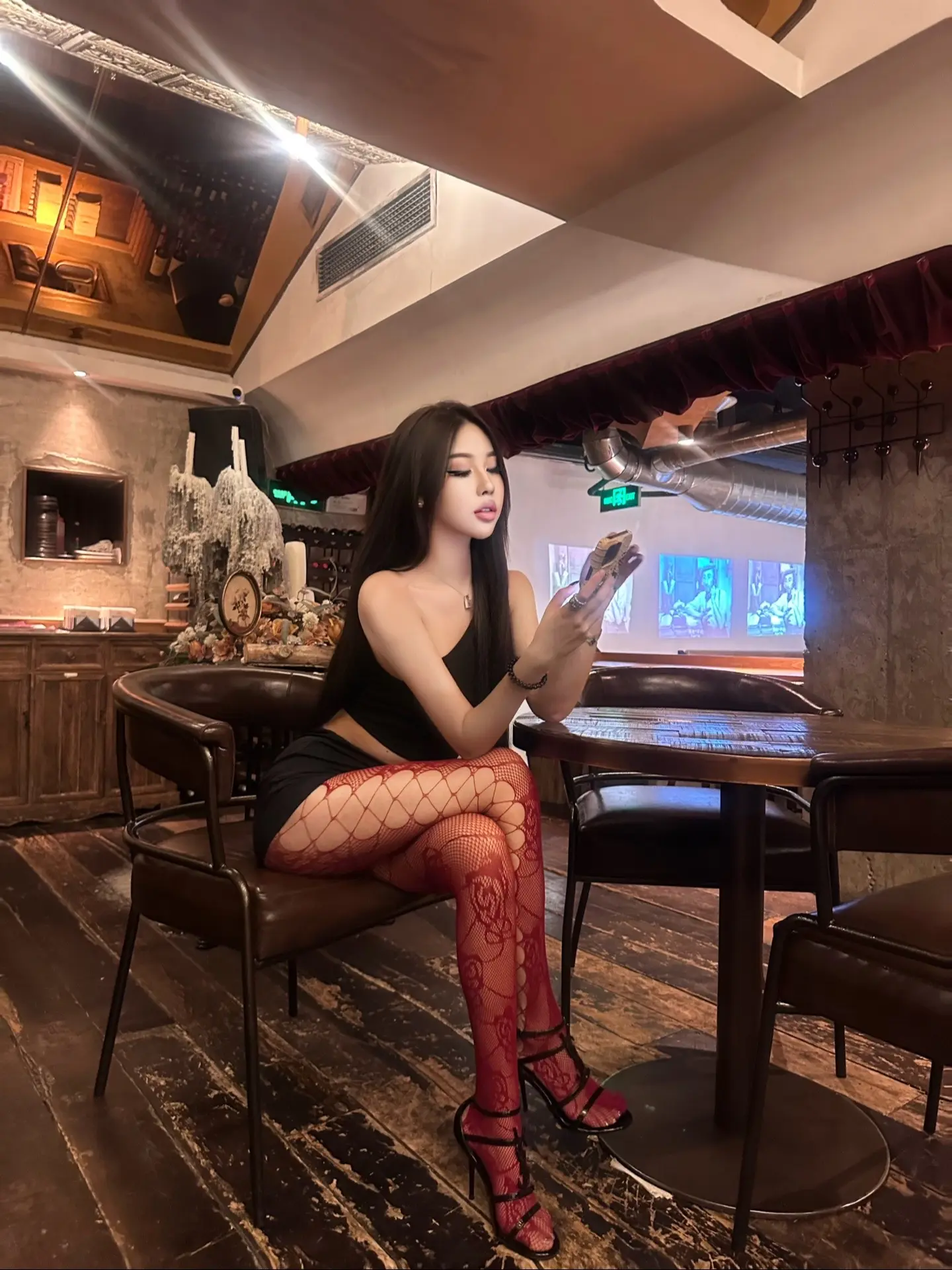 我以为我是被扔掉的烟头 直到你说我是烟花