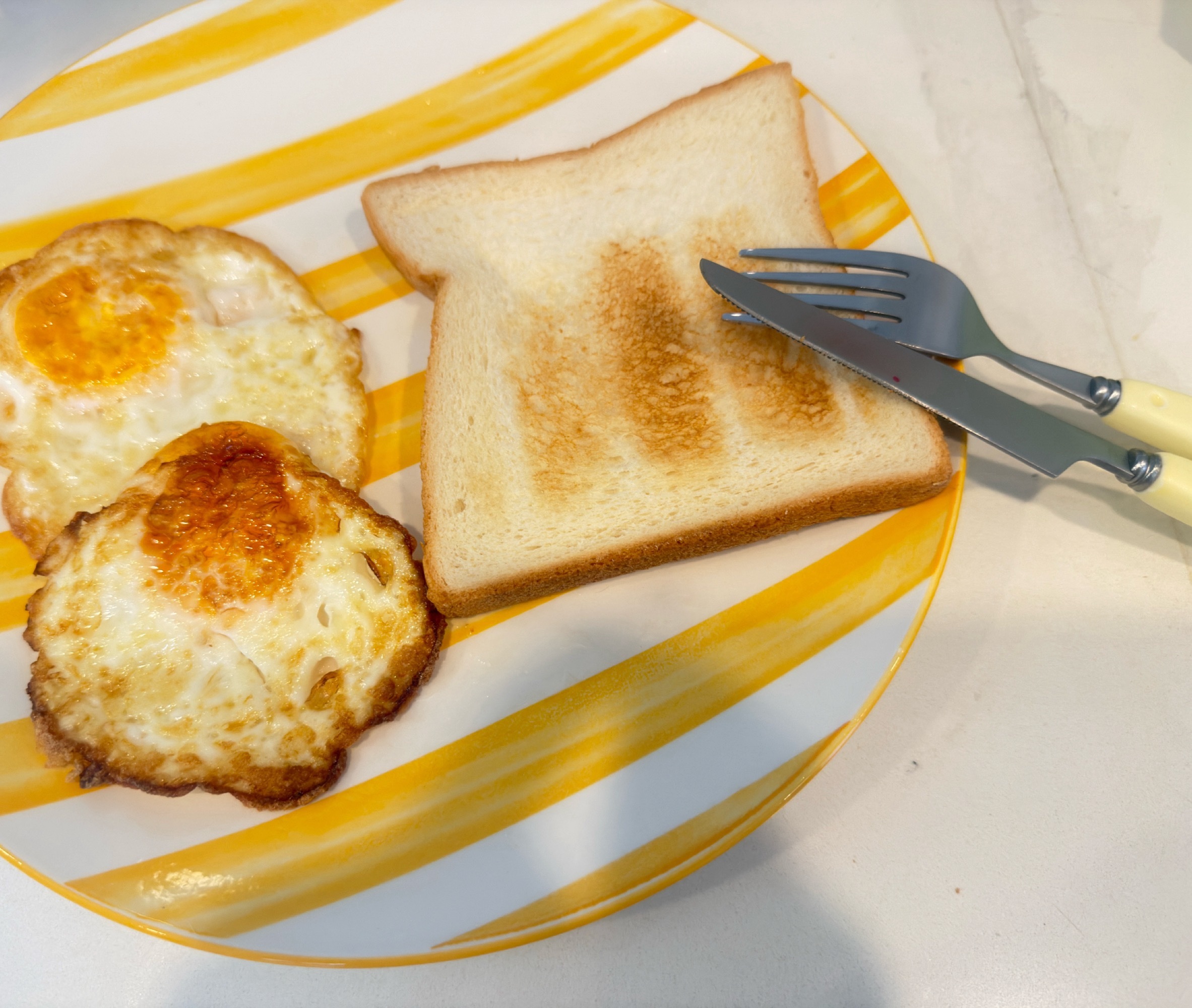 邓佳鑫太讲究了，享用精致早餐还特意搭配同色系餐具🥄🍴 