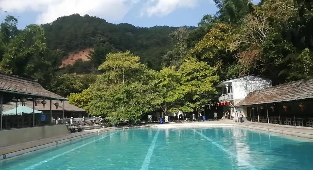 我第一次在大山里泡温泉。今天下午我们驱车来到云南省宁洱县的大山里泡温泉。这是海拔