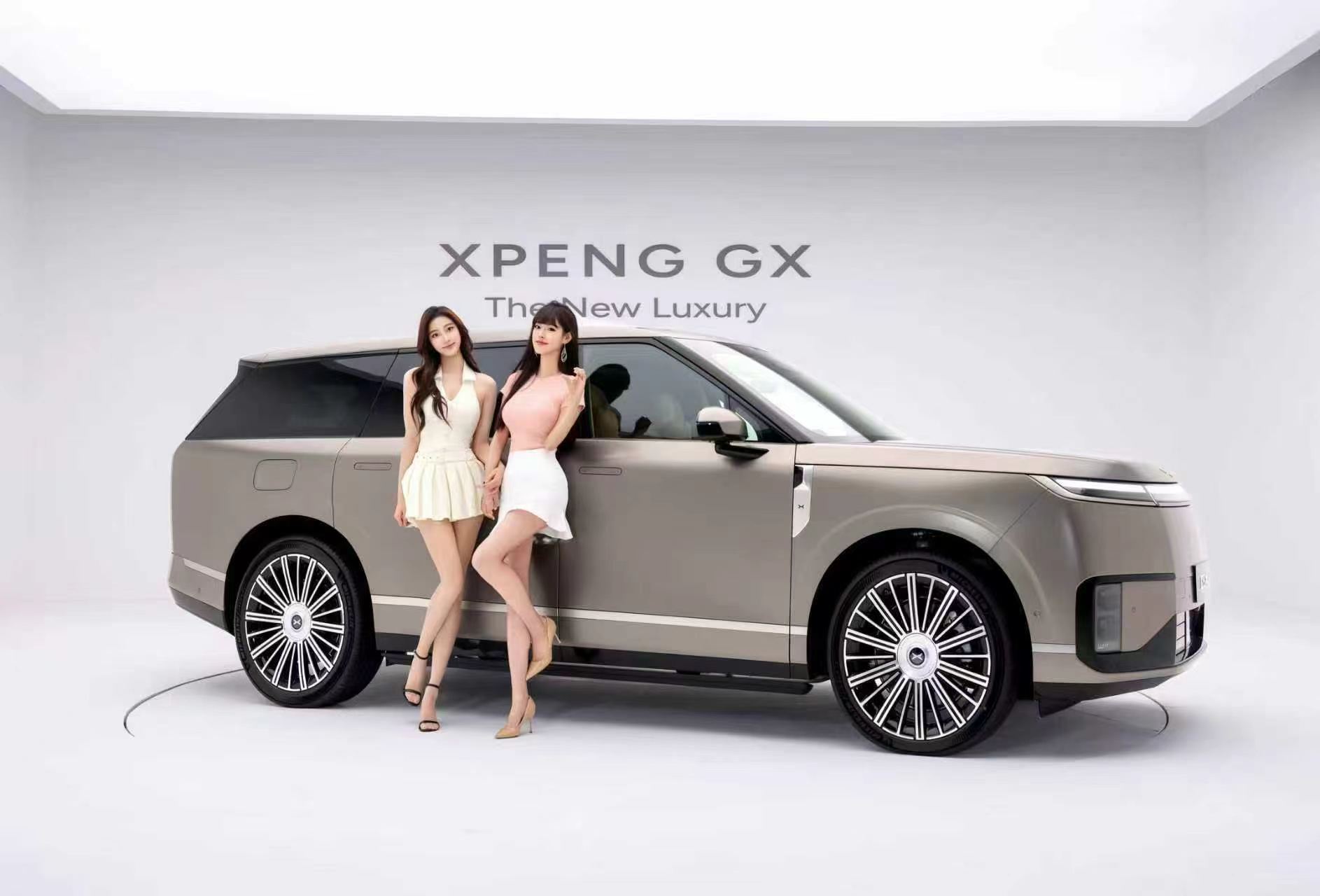 已知：小鹏 GX 车高 180cm求：这两位小姐姐身高。