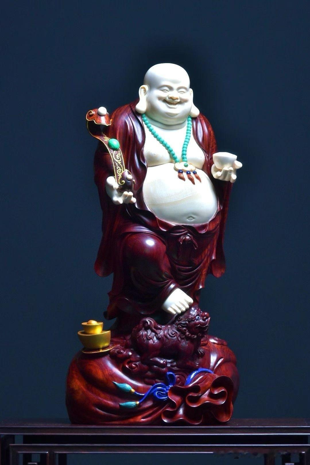 一尊笑佛，满室生欢。

小叶紫檀的沉稳，与猛犸的温润相映成趣，弥勒笑意盈盈，姿态